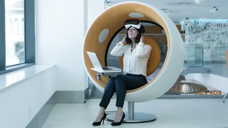 Cheerful-businesswoman-in-virtual-reality-headset